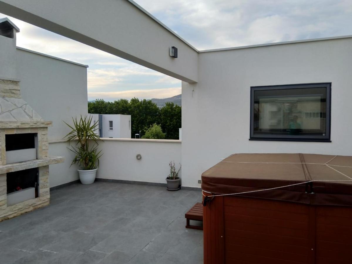 Sea Pearl Luxury Apartment Подстрана Екстериор снимка